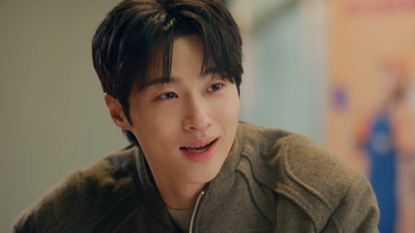 Khoảnh khắc hiếm hoi mà Sol cười với Sun Jae, khi 2 nữ sinh không nhận ra anh là siêu sao. Dù ở bất kỳ thời không nào, nụ cười của Sol luôn là điều làm Sun Jae rung động.