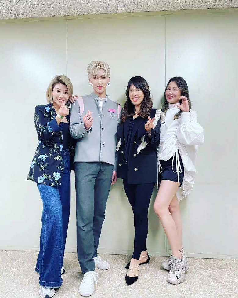 Nhìn vào phong cách ăn mặc của mẹ và dì Ricky, fan càng tin tưởng vào xuất thân không tầm thường của anh. Nhìn vào phong cách ăn mặc của mẹ và dì Ricky, fan càng tin tưởng vào xuất thân không tầm thường của anh.