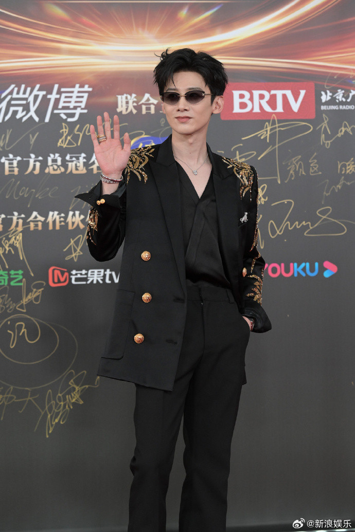 Không tấu hề như trong ảnh được chia sẻ trước &quot;giờ G&quot;, Bạch Kính Đình xuất hiện trên thảm đỏ cool ngầu, phá cách.