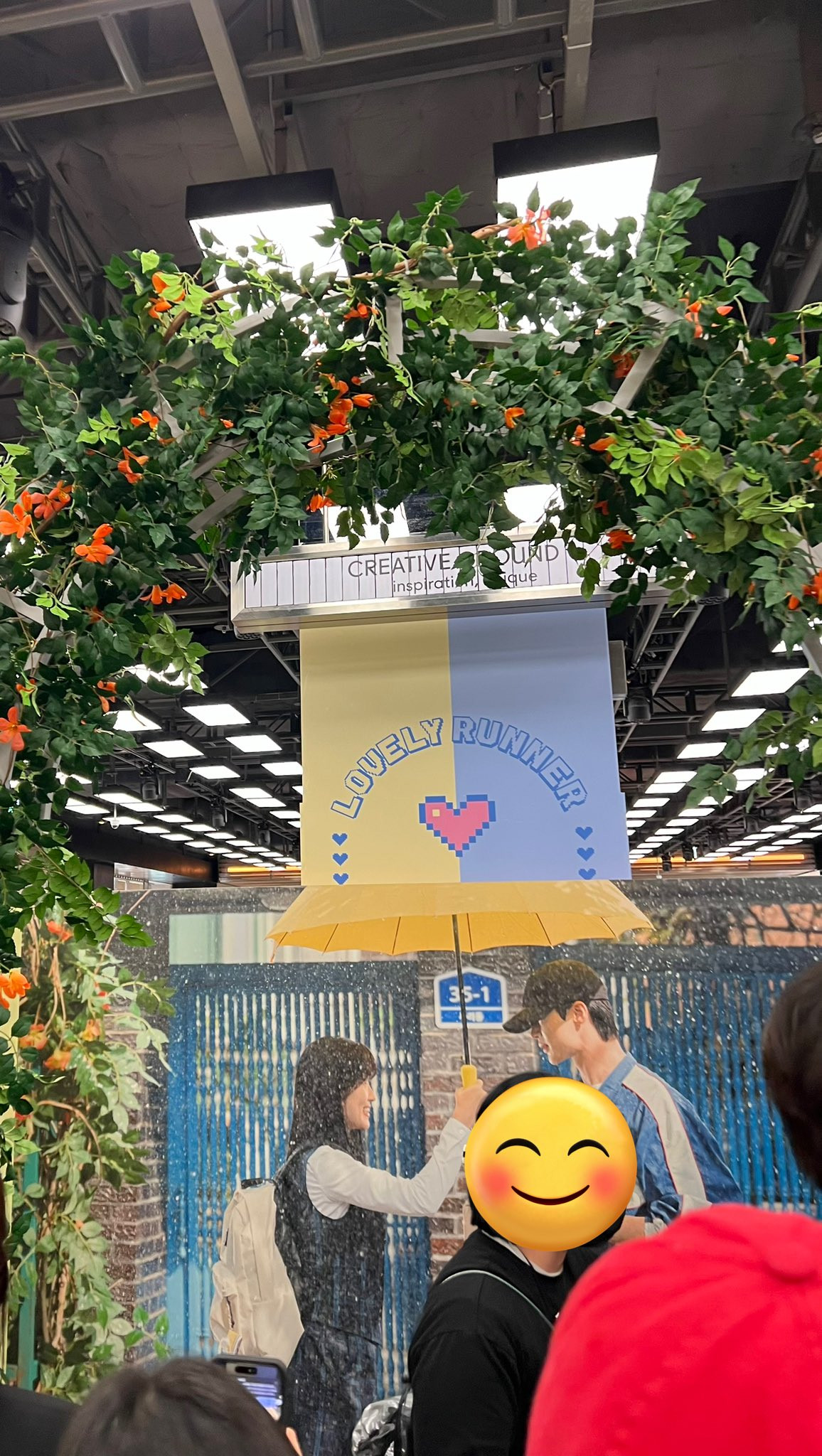 Vòm cổng với dàn hoa đăng tiêu nở rộ được phục dựng. Vòm cổng với dàn hoa đăng tiêu nở rộ được phục dựng.