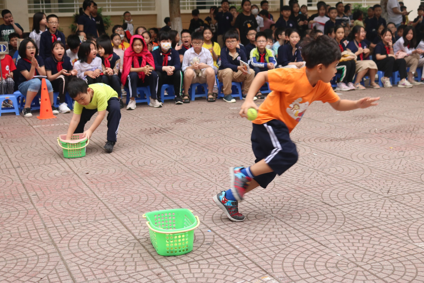 Khối lớp 1 tranh tài tại cuộc thi mang trứng về tổ. Khối lớp 1 tranh tài tại cuộc thi mang trứng về tổ.
