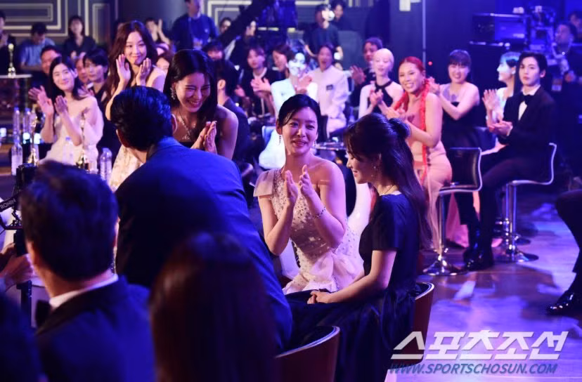 Khoảnh khắc Song Hye Kyo lặng người vài giây khi được gọi tên là chủ nhân Daesang và nhận được sự chúc mừng từ dàn diễn viên của The Glory.