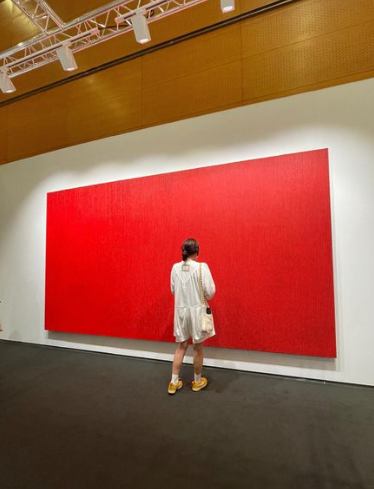 Thay vì những loạt ảnh quảng cáo sản phẩm hay hậu trường quay phim khi còn đang bận rộn với công việc, Park Shin Hye chia sẻ với fan nhiều hơn những khoảnh khắc đời thường như đi dạo, đi triển lãm, chơi đùa bên mèo cưng... sau khi kết hôn và sinh con.