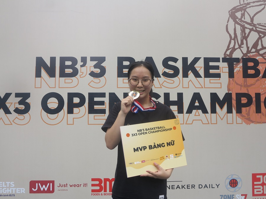 Cô bạn Nguyễn Thân Ngọc Anh (lớp 11, trường THPT Kim Liên) là MVP ở hạng mục nữ.
