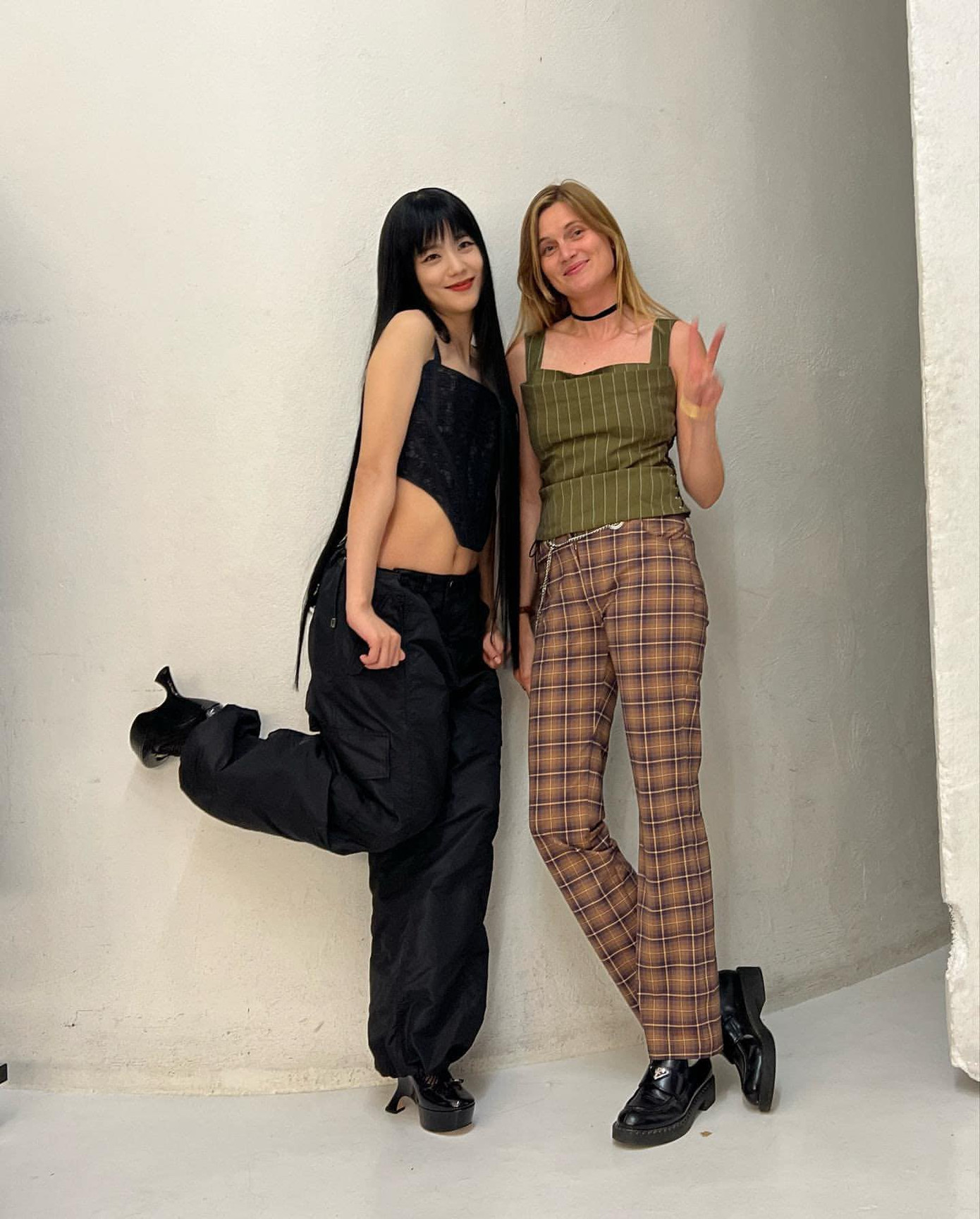 Jisoo tươi tắn, diện croptop khoe cơ bụng săn chắc trong ảnh chụp cùng trưởng ban biên tập Vogue Pháp - Eugenie Trochu.