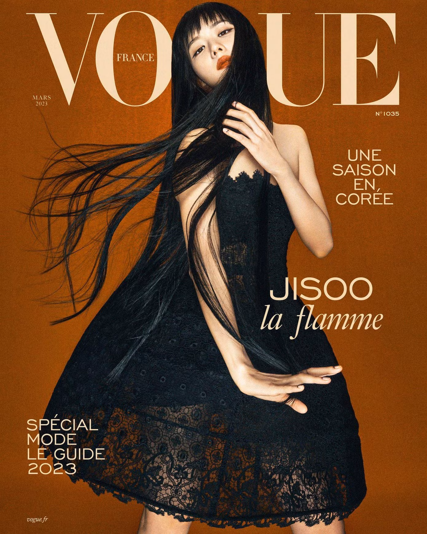 Jisoo diện váy nằm trong bộ sưu tập thời trang Xuân - Hè 2023 của Dior trong ảnh bìa. Jisoo diện váy nằm trong bộ sưu tập thời trang Xuân - Hè 2023 của Dior trong ảnh bìa.