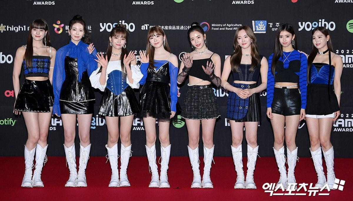 NiziU xinh xắn trong outfit kết hợp giữa trắng, đen và xanh cổ điển. NiziU xinh xắn trong outfit kết hợp giữa trắng, đen và xanh cổ điển.