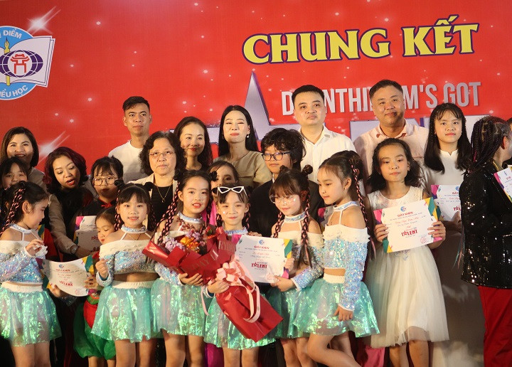 Tập thể lớp 2A4 giành giải Quán quân với tiết mục nhảy Kings and Queens.