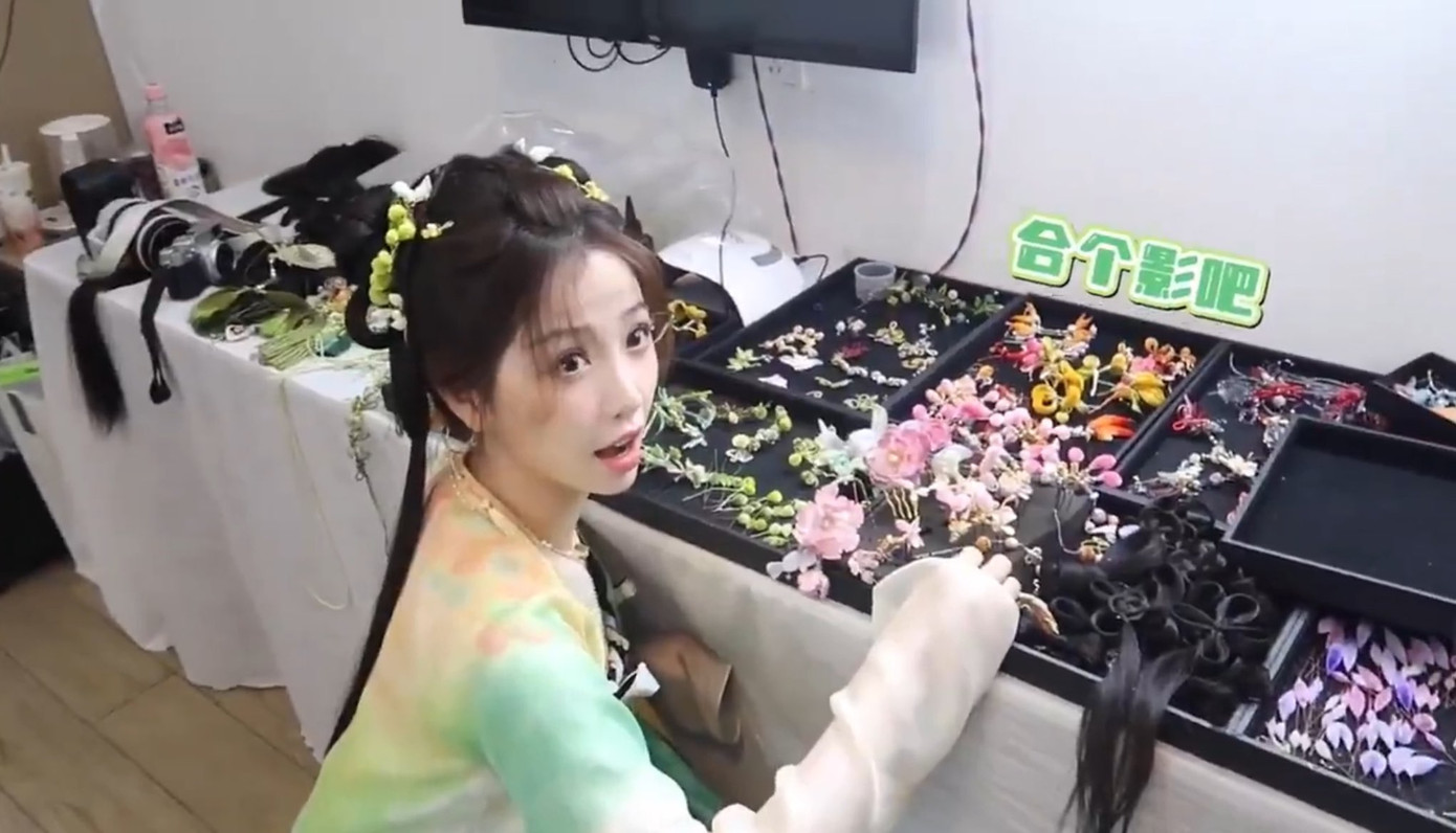 Cận cảnh bộ trang sức nhìn muốn "lóa mắt" của Diệu Diệu. Cận cảnh bộ trang sức nhìn muốn "lóa mắt" của Diệu Diệu.