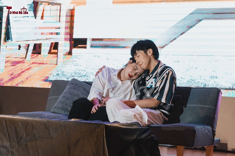 Vở kịch chính thức kết thúc với khung cảnh Thẩm phán Từ Tâm ngả vào người con, thiếp đi với câu nói đầy xúc động: “Mẹ yêu con!”.