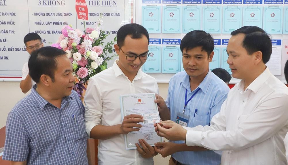 Người dân tại Hà Nam vui mừng khi chỉ phải kê khai 1 lần vừa được khai sinh vừa được đăng ký thường trú và nhận thẻ BHYT cho con.