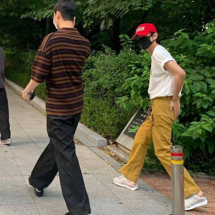 twozoobrother (bên trái, mặc áo kẻ ngang) được cho đã đồng hành cùng V và Jennie trong nhiều cuộc vui, là người đã chụp ảnh lưu niệm cho 2 thần tượng trong chuyến du lịch Jeju. twozoobrother (bên trái, mặc áo kẻ ngang) được cho đã đồng hành cùng V và Jennie trong nhiều cuộc vui, là người đã chụp ảnh lưu niệm cho 2 thần tượng trong chuyến du lịch Jeju.