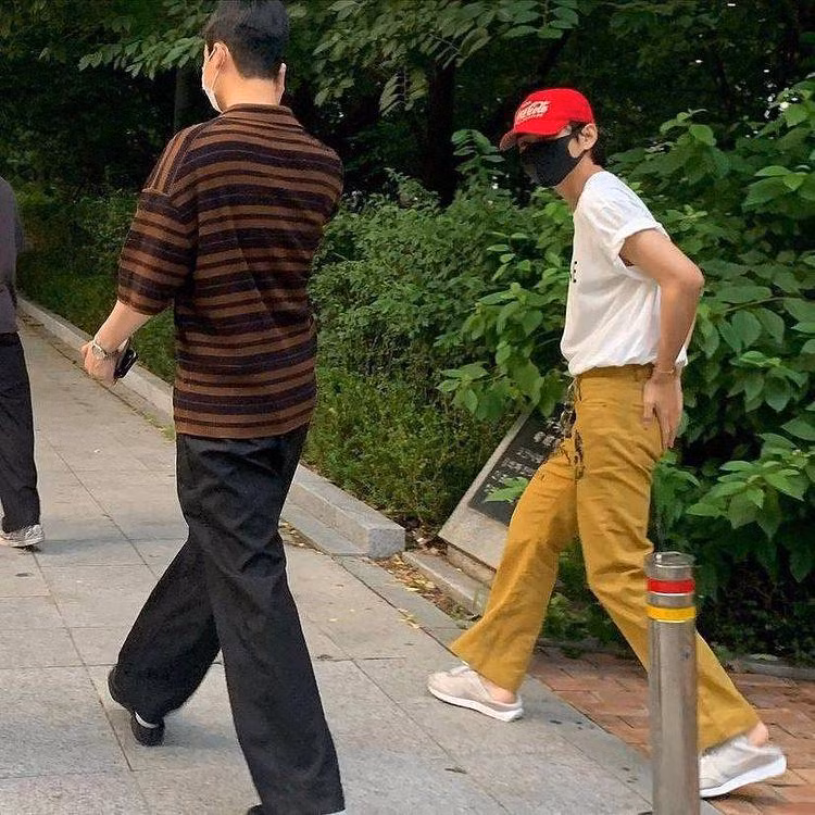 twozoobrother (bên trái, mặc áo kẻ ngang) được cho đã đồng hành cùng V và Jennie trong nhiều cuộc vui, là người đã chụp ảnh lưu niệm cho 2 thần tượng trong chuyến du lịch Jeju. twozoobrother (bên trái, mặc áo kẻ ngang) được cho đã đồng hành cùng V và Jennie trong nhiều cuộc vui, là người đã chụp ảnh lưu niệm cho 2 thần tượng trong chuyến du lịch Jeju.
