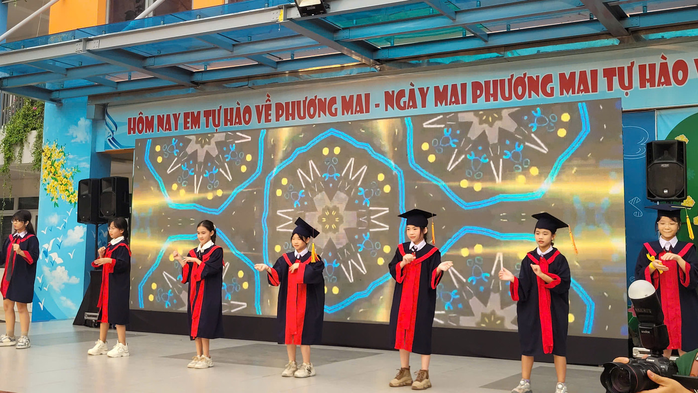 Màn đồng diễn Bắc Bling đã hòa nhịp sôi động của tween, thầy cô và phụ huynh, khởi đầu buổi lễ. Màn đồng diễn Bắc Bling đã hòa nhịp sôi động của tween, thầy cô và phụ huynh, khởi đầu buổi lễ.