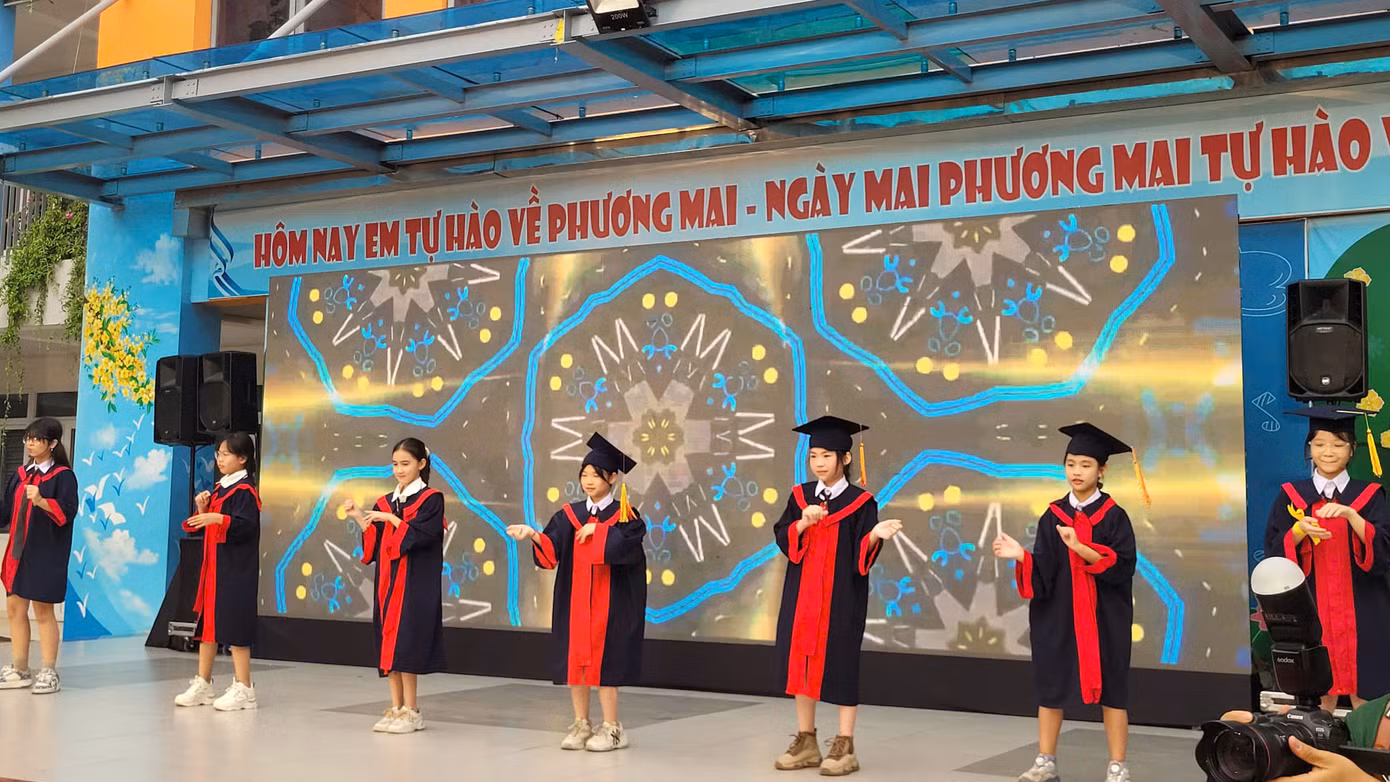 Màn đồng diễn Bắc Bling đã hòa nhịp sôi động của tween, thầy cô và phụ huynh, khởi đầu buổi lễ.