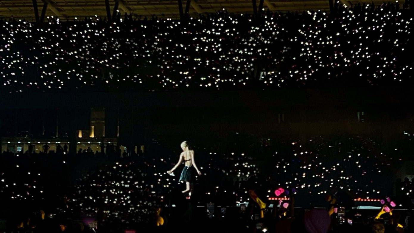 Biển trắng mãn nhãn được khán giả Việt hợp sức, tặng cho Rosé.