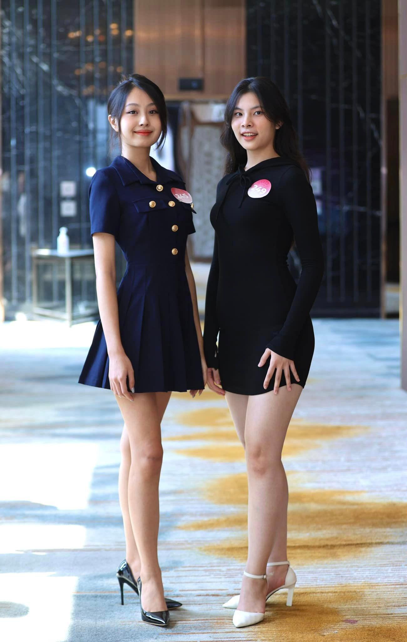 Giáng My và Minh Thư bằng tuổi, cùng tham gia và chiến thắng tại cuộc thi Người đẹp Hoa Lư 2022 và giờ là cùng ghi danh, bước vào Chung khảo Hoa hậu Việt Nam 2022. Giáng My và Minh Thư bằng tuổi, cùng tham gia và chiến thắng tại cuộc thi Người đẹp Hoa Lư 2022 và giờ là cùng ghi danh, bước vào Chung khảo Hoa hậu Việt Nam 2022.