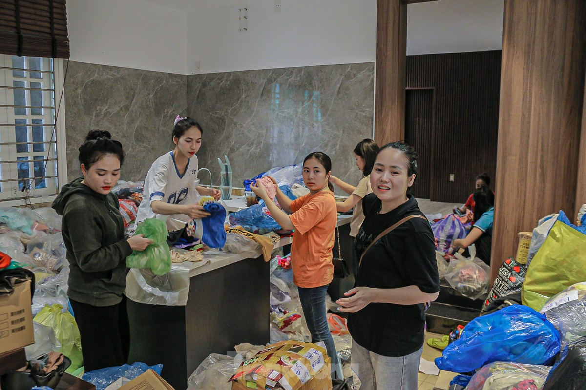 Người dân ở Đà Nẵng chuẩn bị nhu yếu phẩm, gửi ra vùng ngập lụt ở miền Bắc. - Ảnh: Duy Quốc/ Tiền Phong Online Người dân ở Đà Nẵng chuẩn bị nhu yếu phẩm, gửi ra vùng ngập lụt ở miền Bắc. - Ảnh: Duy Quốc/ Tiền Phong Online