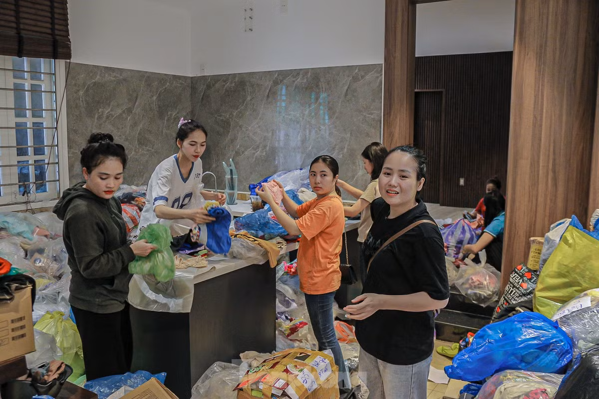 Người dân ở Đà Nẵng chuẩn bị nhu yếu phẩm, gửi ra vùng ngập lụt ở miền Bắc. - Ảnh: Duy Quốc/ Tiền Phong Online