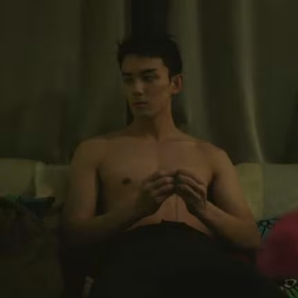 Chỉ thoáng qua vài giây, nhưng tính tới thời điểm hiện tại, khán giả có thể xem ít nhất 2 lần Ngô Lỗi khoe cơ bụng săn chắc trong Giữa Cơn Bão Tuyết.