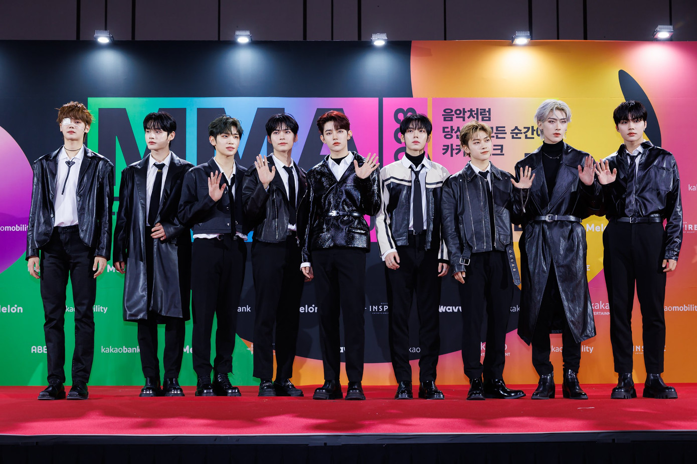 ZEROBASEONE hóa &quot;boy phố&quot; vừa lịch lãm vừa cool ngầu với trang phục da chủ đạo.