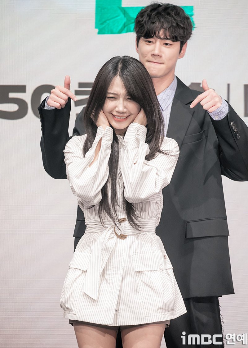 Sau khi xử lý xong sự cố, Eun Ji và Jun Young trở lại khu vực chụp ảnh, tạo dáng "siêu quậy". Sau khi xử lý xong sự cố, Eun Ji và Jun Young trở lại khu vực chụp ảnh, tạo dáng "siêu quậy".