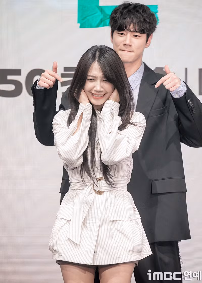 Sau khi xử lý xong sự cố, Eun Ji và Jun Young trở lại khu vực chụp ảnh, tạo dáng "siêu quậy".
