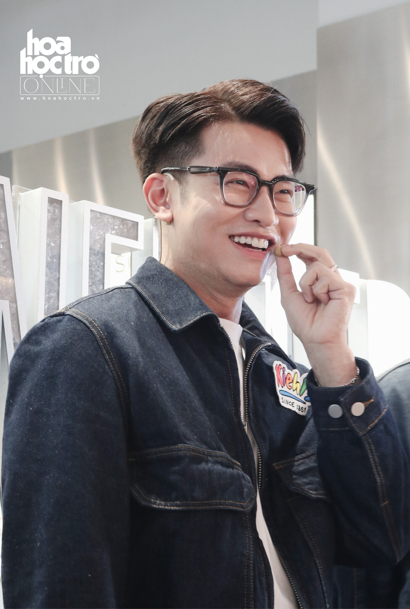 Tại sự kiện 24/3, Ninh Anh Bùi trong vai người bán hàng kiêm "chủ thẻ" ưng là chốt đơn, Nguyễn Tùng Dương trong vai người mua hàng thích là nhặt không cần nghĩ ngợi. Tại sự kiện 24/3, Ninh Anh Bùi trong vai người bán hàng kiêm "chủ thẻ" ưng là chốt đơn, Nguyễn Tùng Dương trong vai người mua hàng thích là nhặt không cần nghĩ ngợi.