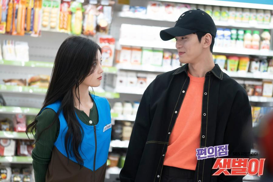 Kim Min Kyu xuất hiện với vai trò cameo trong Cửa Hàng Tiện Lợi Saet Byul, dù chỉ lên hình chớp nhoáng nhưng tên của anh cũng ngay lập tức được khán giả "truy lùng" sau khi xuất hiện. Kim Min Kyu xuất hiện với vai trò cameo trong Cửa Hàng Tiện Lợi Saet Byul, dù chỉ lên hình chớp nhoáng nhưng tên của anh cũng ngay lập tức được khán giả "truy lùng" sau khi xuất hiện.