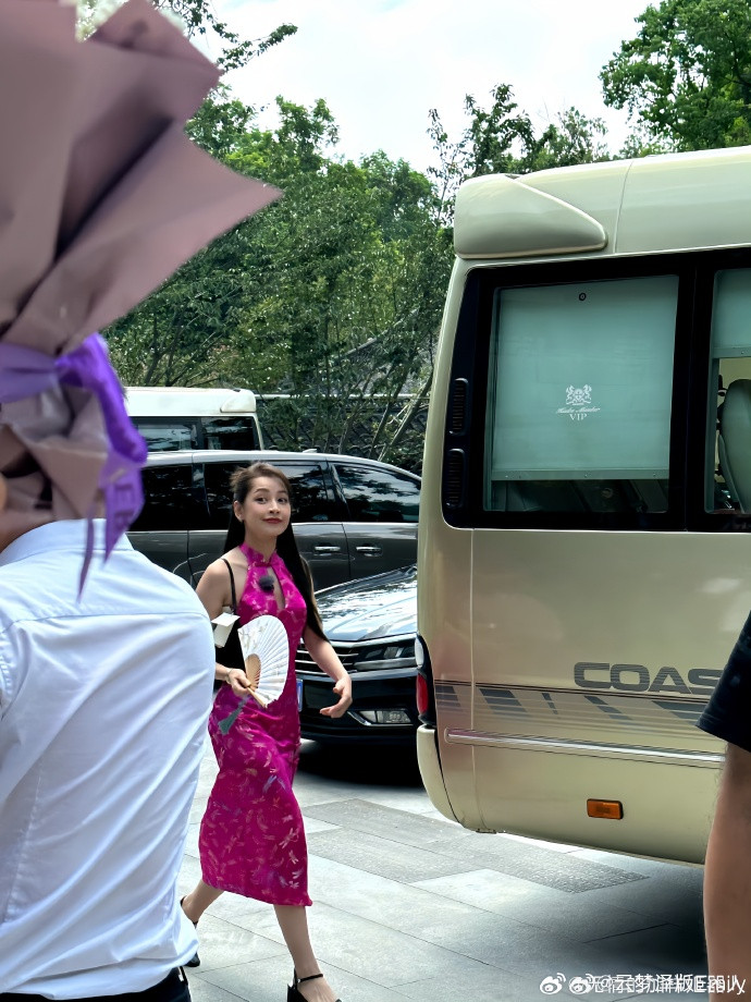 Chi Pu ngọt ngào trong bộ sườn xám cách tân màu hồng khiến fan "sốc visual". Chi Pu ngọt ngào trong bộ sườn xám cách tân màu hồng khiến fan "sốc visual".