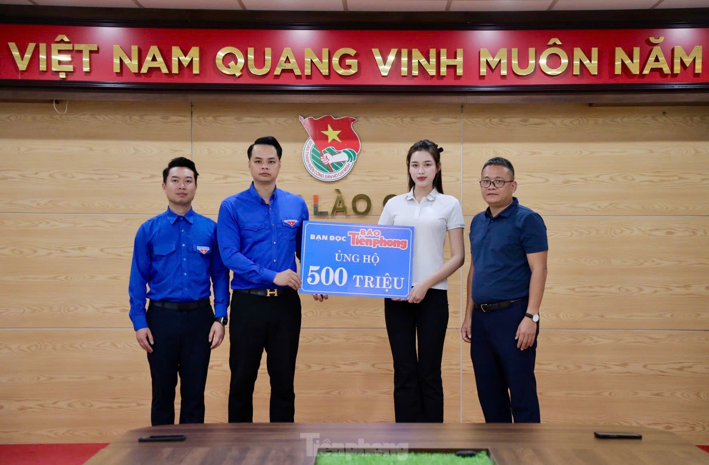 Hoa hậu Đỗ Thị Hà cùng với đoàn thiện nguyện báo Tiền Phong có mặt tại Làng Nủ (Lào Cai), nơi chịu nhiều tang thương mất mát nhất trong trận lũ lụt kinh hoàng vừa qua. - Ảnh: TPO