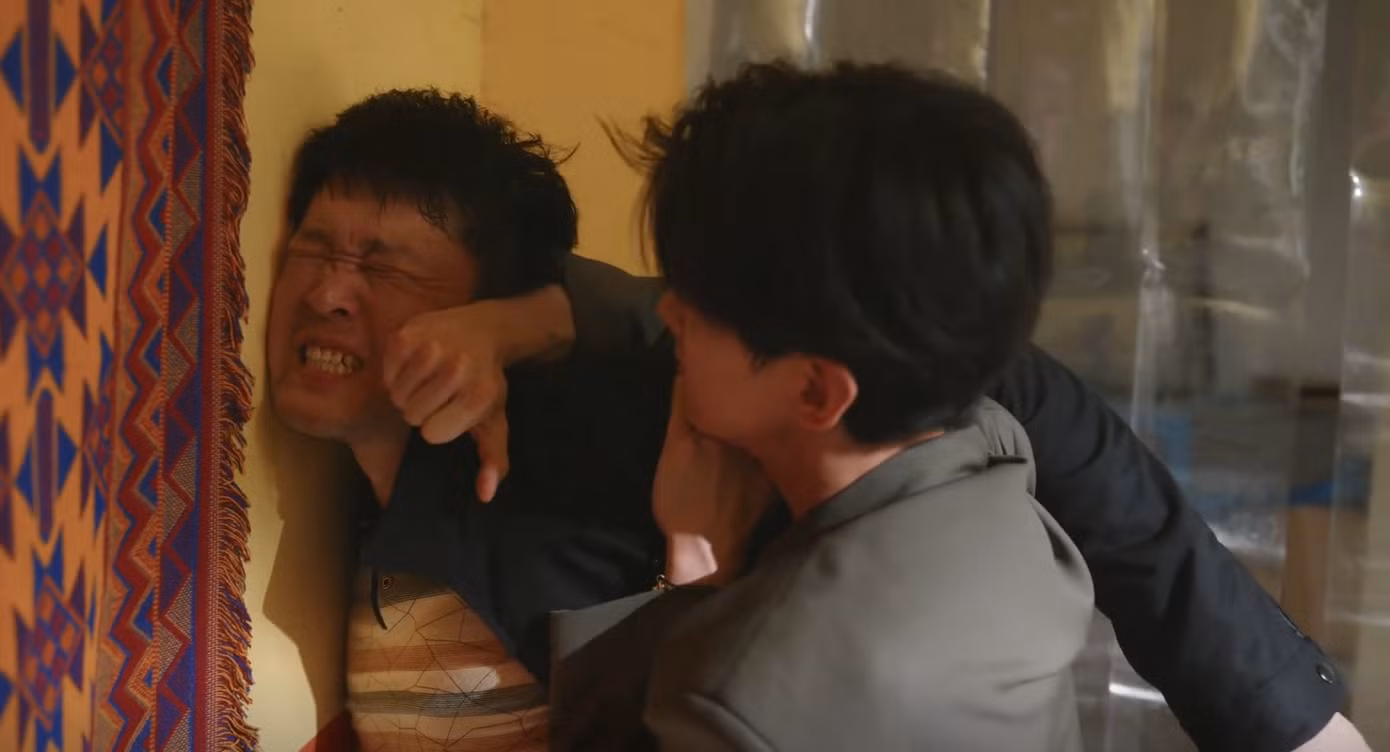 Biên kịch muốn để Tang Diên từng bước thấu rõ quá khứ đen tối mà Dĩ Phàm giấu giếm trong quá trình kiếm tìm cô. Fan bình luận tình tiết này hay ho nhưng quá tàn nhẫn khi để anh lại chịu tổn thương tương tự 6 năm trước.