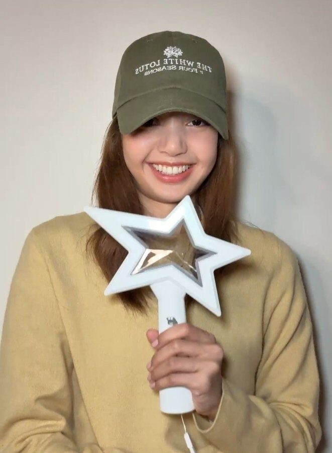 Mẫu lightstick của Lisa được đánh giá là bước đi hợp lý trong chiếc dịch branding cho đợt tái xuất này lẫn tương lai của cô. Mẫu lightstick của Lisa được đánh giá là bước đi hợp lý trong chiếc dịch branding cho đợt tái xuất này lẫn tương lai của cô.