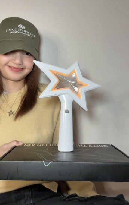 Mẫu lightstick của Lisa được đánh giá là bước đi hợp lý trong chiếc dịch branding cho đợt tái xuất này lẫn tương lai của cô. Mẫu lightstick của Lisa được đánh giá là bước đi hợp lý trong chiếc dịch branding cho đợt tái xuất này lẫn tương lai của cô.