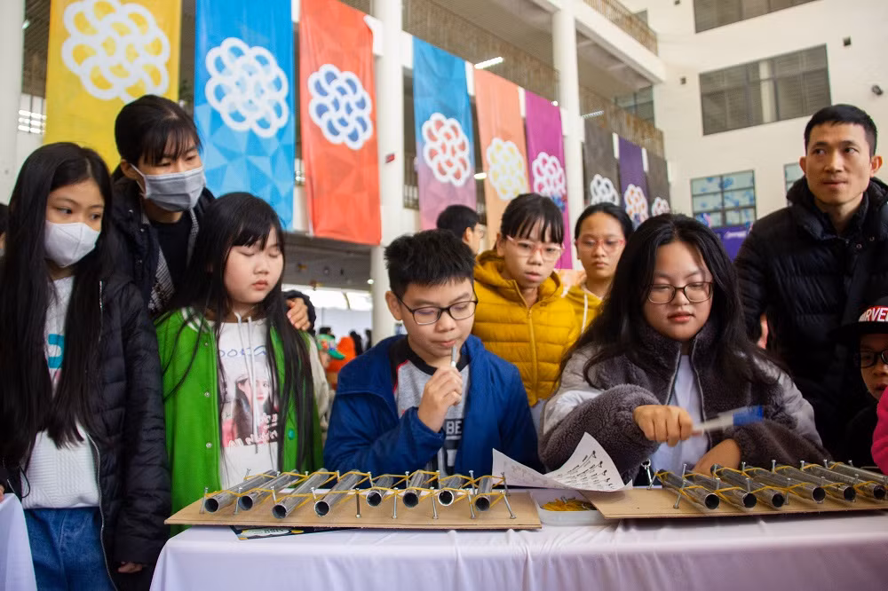 Người tham gia được tự mình trải nghiệm khoa học.