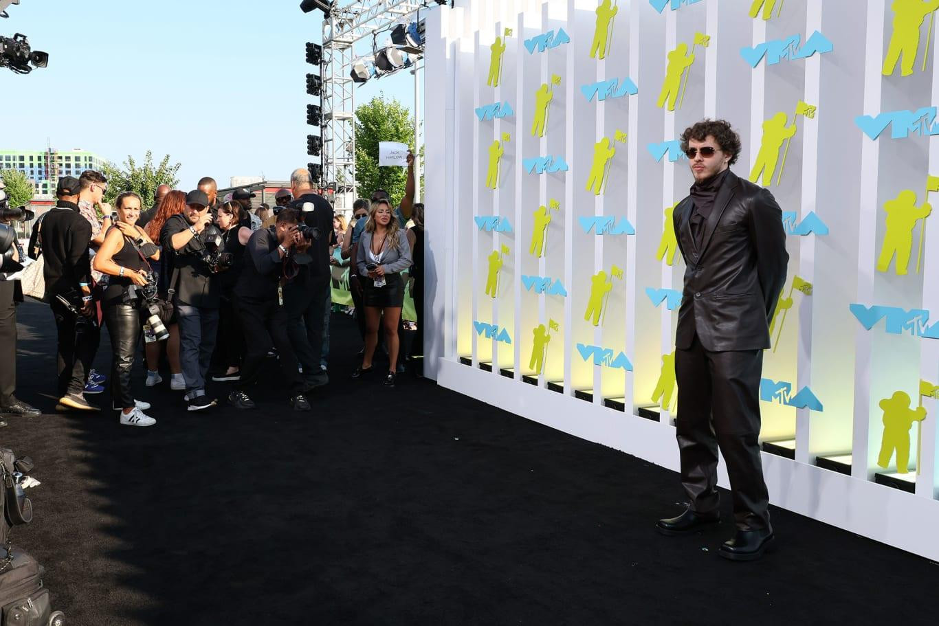 Host VMAs năm nay Jack Harlow diện nguyên cây vest đen từ nhà mốt Hermès.