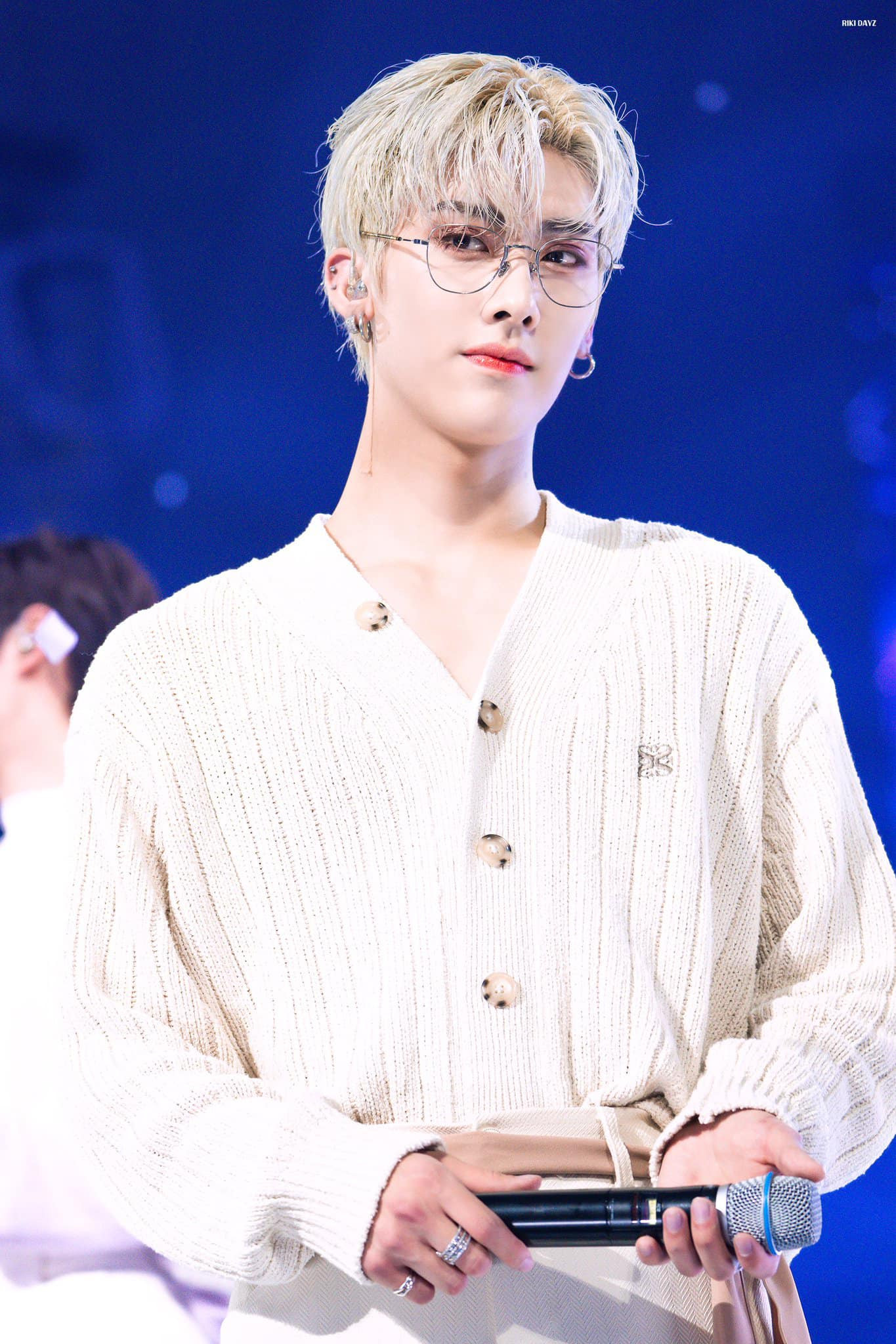 Bằng sức quyến rũ của mình, "Ngôn Nhất Trì của ZB1" Ricky sẽ là "cây hút fan" đắt giá nhà ZEROBASEONE. Bằng sức quyến rũ của mình, "Ngôn Nhất Trì của ZB1" Ricky sẽ là "cây hút fan" đắt giá nhà ZEROBASEONE.