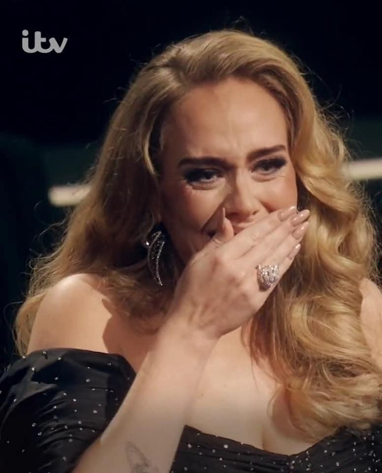 Giọng ca Hello đã không kìm được xúc động và khóc nức nở ngay tại sân khấu. Giọng ca Hello đã không kìm được xúc động và khóc nức nở ngay tại sân khấu.