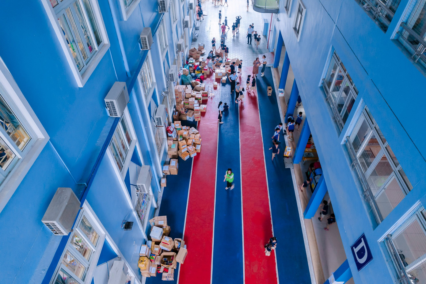 Số lượng lớn đồ quyên góp được thầy cô tổng hợp, phân loại và đóng thùng gọn gàng.