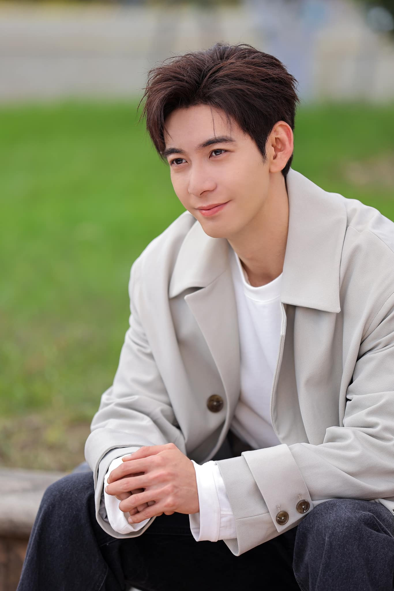 Sự trở lại với hình tượng mới mẻ này không chỉ khiến khán giả bất ngờ mà còn khẳng định sự linh hoạt trong khả năng diễn xuất của anh.