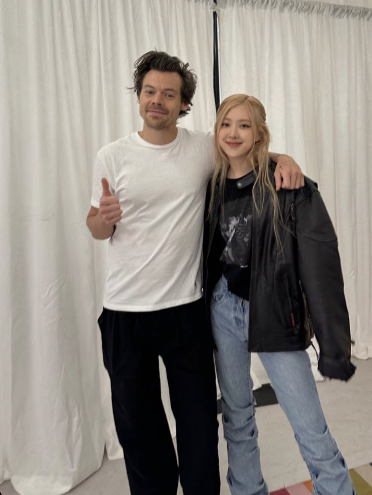 "Bông hồng Úc" của BLACKPINK check-in cùng giọng ca As It Was tại hậu trường. "Bông hồng Úc" của BLACKPINK check-in cùng giọng ca As It Was tại hậu trường.