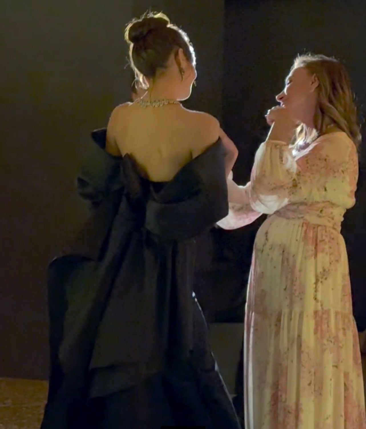 Bức ảnh cam thường được chụp vội từ phía sau cũng tỏa ra sự xinh đẹp của Lisa. Bức ảnh cam thường được chụp vội từ phía sau cũng tỏa ra sự xinh đẹp của Lisa.