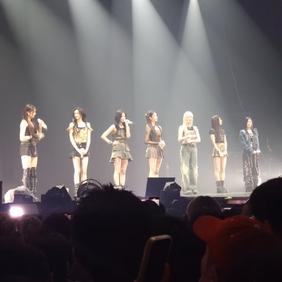 BABYMONSTER bất ngờ xuất hiện trên sân khấu với tư cách khách mời đặc biệt tại concert của 2NE1. BABYMONSTER bất ngờ xuất hiện trên sân khấu với tư cách khách mời đặc biệt tại concert của 2NE1.