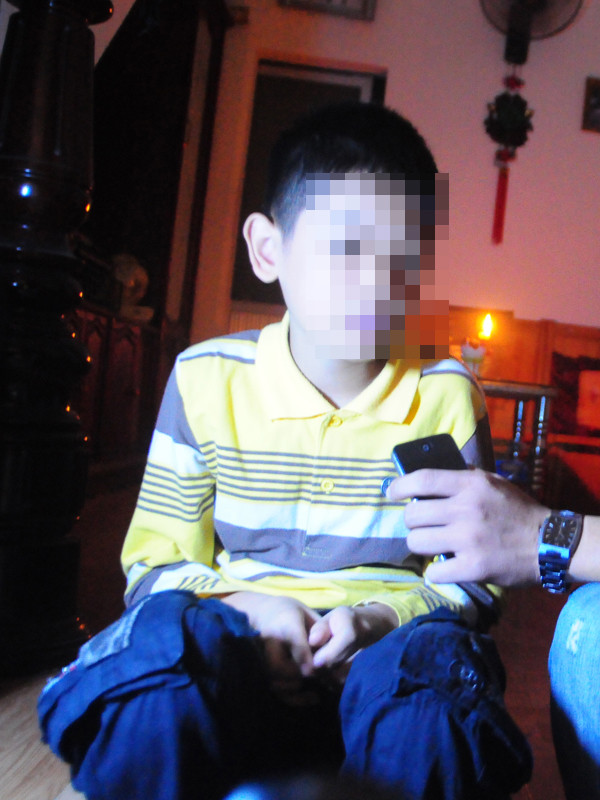 Cháu Hùng kể lại sự việc với phóng viên Tiền Phong. Ảnh: Tuấn Nguyễn Cháu Hùng kể lại sự việc với phóng viên Tiền Phong. Ảnh: Tuấn Nguyễn