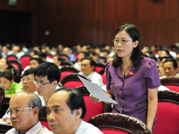 Đại biểu Lê Thị Nga chất vấn Bộ trưởng Bùi Quang Vinh