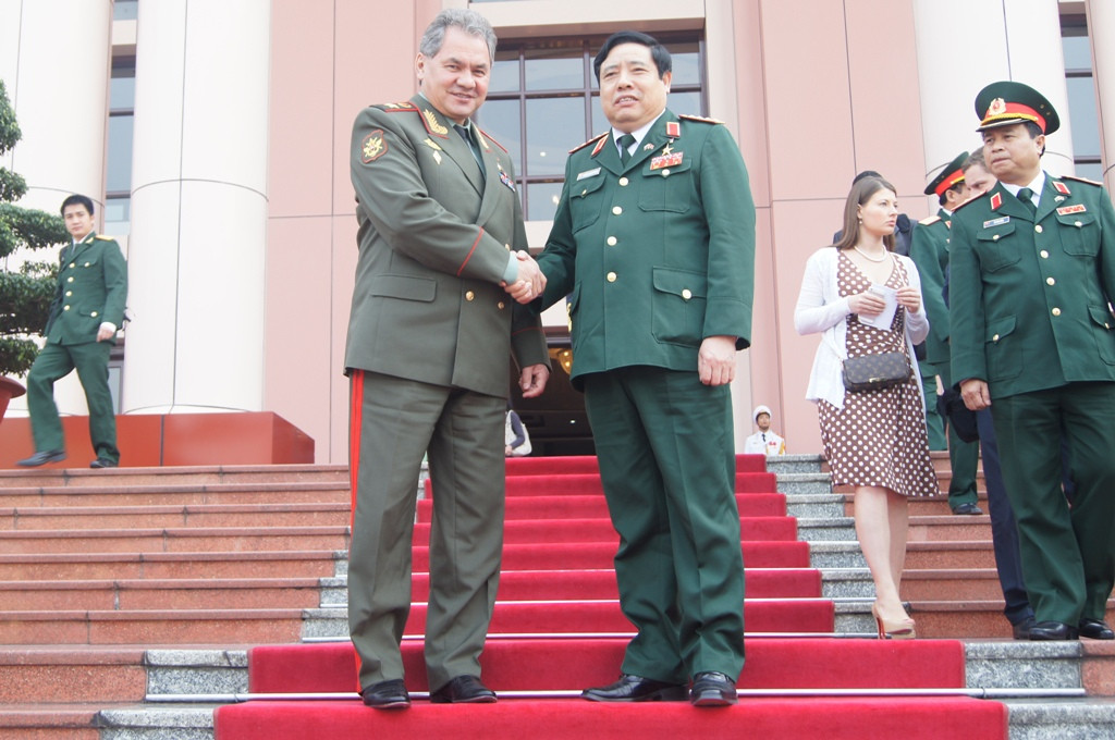 Đại tướng Phùng Quang Thanh tiễn người đồng cấp bên phía Liên bang Nga ra tận xe 