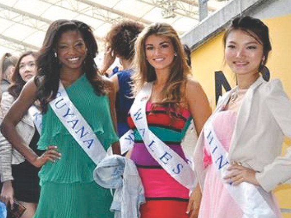 Hoa hậu xứ Wales (phải) tố cáo BTC gạ tình đổi lấy giải thưởng