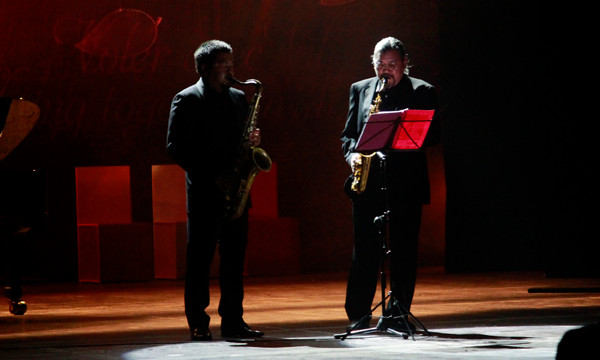 Khán giả cũng được thưởng thức tiếng kèn Saxophone thể hiện nhạc phẩm 