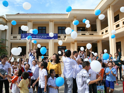 Các em đang thả bong bóng - thả ước mơ đến mọi người