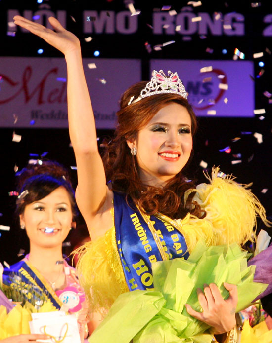 Lê Khánh Chi - em gái cầu thủ Công Vinh trở thành Hoa khôi ĐH Văn hóa